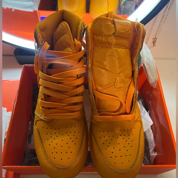 Brand new in box Gatorade collab with Jordan - Picture 4 of 7